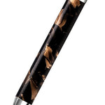 Stylo bille Dartmoor Scribbler sur fond blanc, résine marbrée marron et noire avec finitions argentées