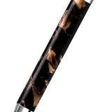 Stylo bille Dartmoor Scribbler sur fond blanc, résine marbrée marron et noire avec finitions argentées